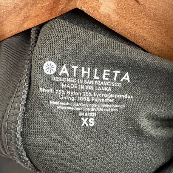 Athleta North Point Crop Rashguard size xs - Picture 5 of 5